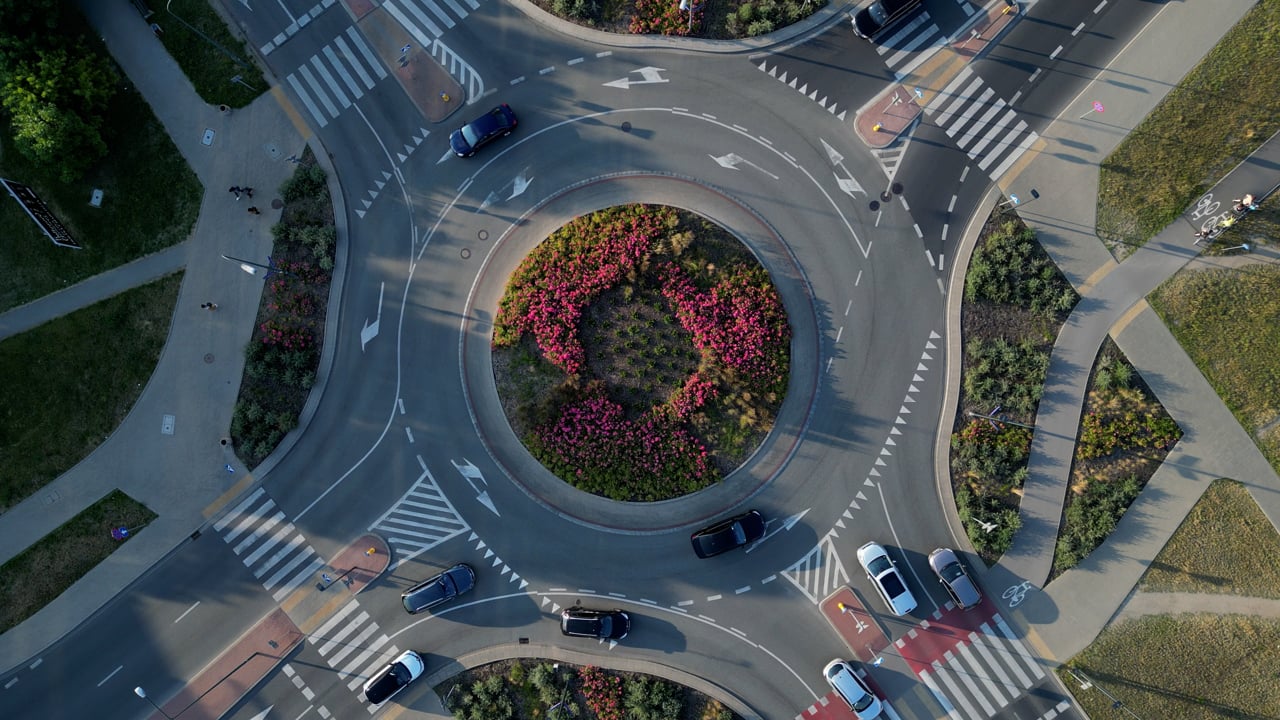 汽车素材 - 汽车 /  迂回 /  回旋曲 /  花朵 /  路 /  城市 /  人行道 /  鸟瞰图