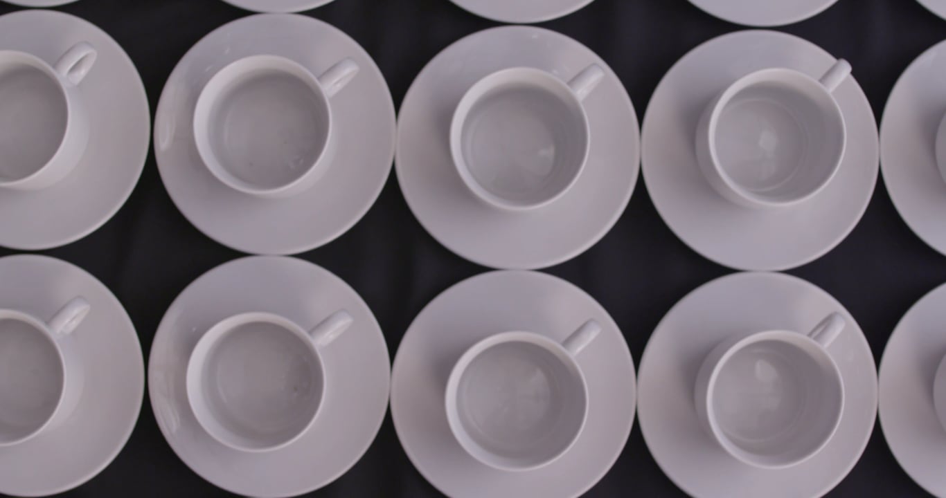 极简素材 - 杯子 /  厨房 /  茶 /  咖啡 /  质地 /  多 /  白色的 /  黑色的 /  餐厅 /  极简主义 /  常规 /  喝 /  许多 /  悬停