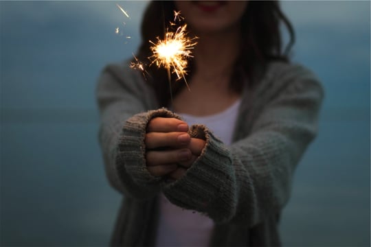 烟火素材 - 烟火 /  闪闪发光 /  cinemagraph /  保持 /  手 /  焰火 /  火
