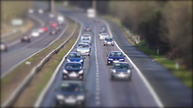 汽车素材 - 车 /  路 /  运输 /  车辆 /  驾驶 /  路上的汽车 /  高速公路 /  速度 /  开车 /  交通 /  汽车 /  车路 /  旅行 /  模糊 /  马达 /  运动 /  现代的 /  驾车 /  车