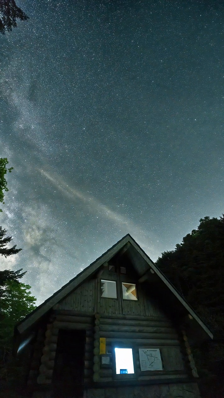 星空素材 - 星空 /  银河系 /  云 /  山间小屋