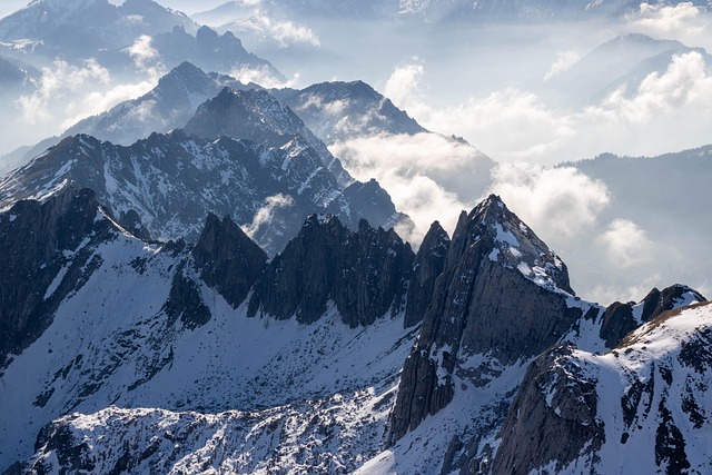 雪山素材 - 高峰 /  首脑会议 /  山 /  雪山山脉 /  阿尔卑斯山 /  自然 /  高山 /  山脉 /  山地景观 /  山区 /  景观 /  雪 /  云 /  瑞士