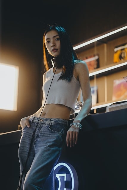 霓虹素材 - 女士 /  dj /  音乐 /  耳机 /  牛仔裤 /  女孩 /  夜总会 /  音乐混音 /  聚光灯 /  时髦的 /  时尚 /  青年 /  现代的 /  庆典 /  轻松 /  银手镯 /  炎热的夏夜 /  