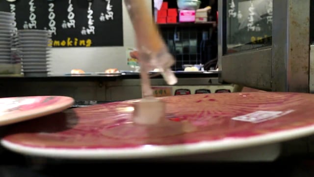 美食素材 - 运行寿司 /  寿司 /  日本食品 /  食物 /  鱼 /  亚洲人 /  一顿饭 /  餐厅 /  白饭 /  海鲜 /  美食 /  生鱼片 /  传统的 /  三文鱼 /  盘子 /  晚餐 /  劳斯莱斯 /  美